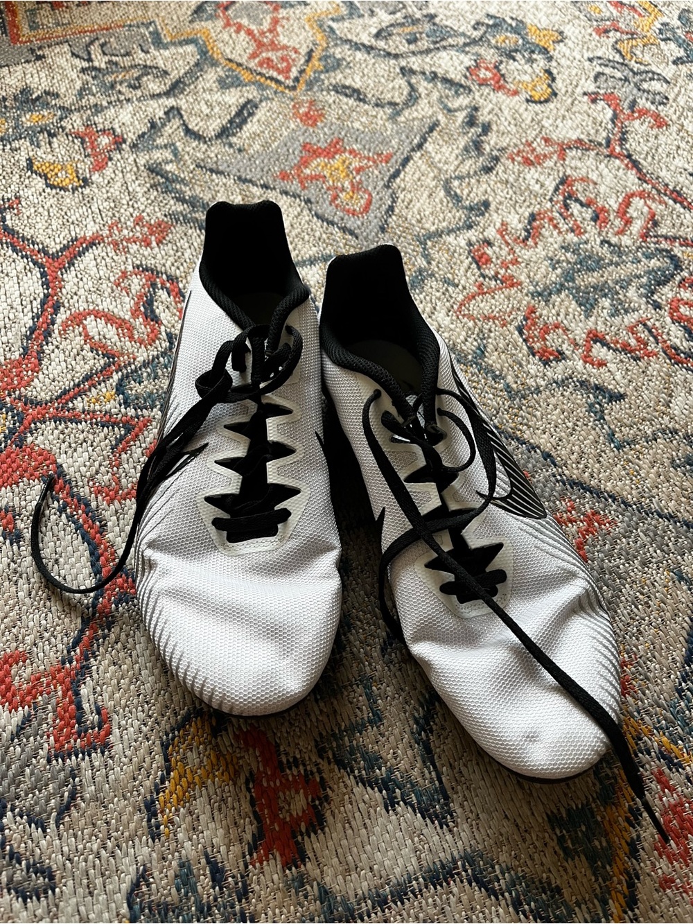 Nike White and Black Low-Top Athletic Shoes Track & Field Spikes Size 9.5